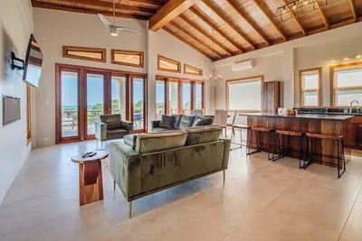 Image de Tropical retreat with a pool, dock, bikes, canoes, balconies, and 360 views