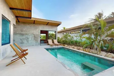 Image de Waterfront villa with pool, spacious deck, dog-friendly & office space