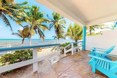 Image de Charming beachfront condo with a kitchenette, shared pool, WiFi, & beach access