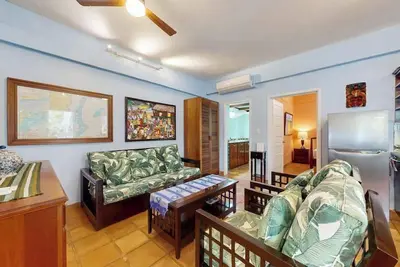 Image de Tranquil ocean-view escape with shared pool, beach access, Ac, & free wifi