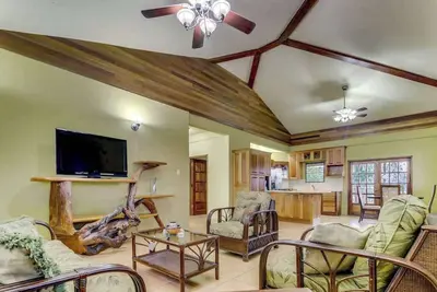 Image de New Home w/ Balcony, WiFi, Partial Ac & Great Neighborhood - Ideal for Day Trips