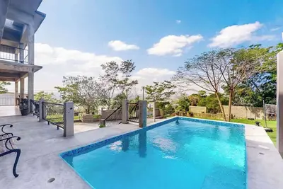 Image de Enchanting home with pool, volleyball, mountain/city views & Ac