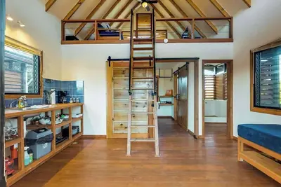 Image de Treehouse cabana in a quiet area with veranda, WiFi & partial Ac - walk to beach