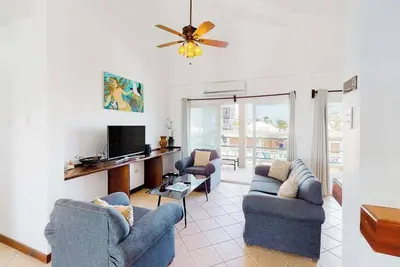 Image de Lake-view condo with reef-view balcony, washer/dryer, pool & central Ac