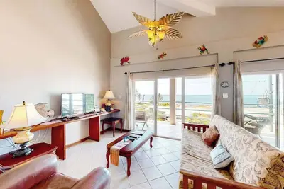 Image de Well-Located Beachfront Apartment with Ocean View, Pool, Central Ac, & WiFi