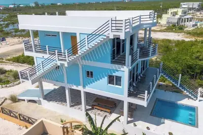 Image de Luxe oceanfront escape with pool, lanais, penthouse suite & ground-floor access