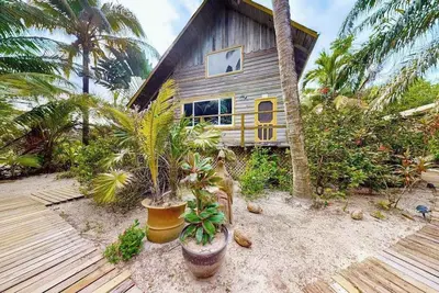Image de Two quiet oceanfront cabanas w/ private beach, dock, hammock, ocean view & WiFi