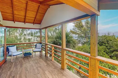 Image de Dazzling beach stay with a balcony - pool, bikes, canoes, grill, & dock access