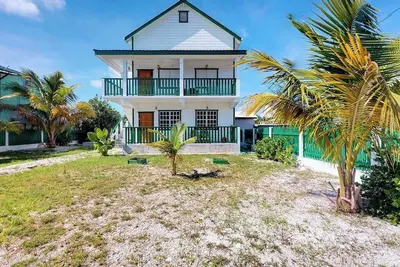 Image de Entire duplex with patio, balcony, partial Ac & WiFi - next to a Caribbean beach