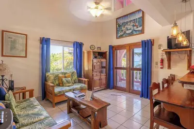 Image de Breezy 2-story oceanfront condo with pool, sea views & partial Ac