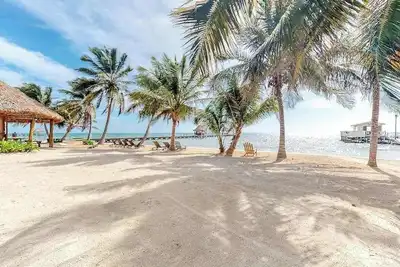 Image de Ocean-view condo with pool, immediate beach access & partial Ac