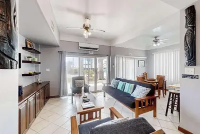 Image de Spacious ground-floor condo with pool & patio - walk to ocean