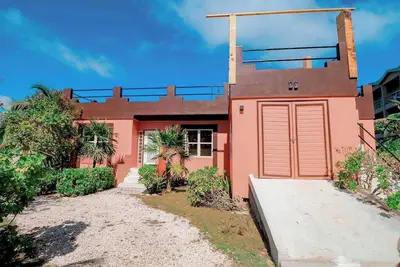 Image de Beautiful lake-view villa with balcony, pool, & partial Ac - near dining & shops