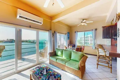 Image de Comfortable condo with lagoon-view balcony, WiFi, Ac & pool access