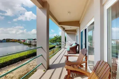 Image de Renovated, oceanfront condo with balcony, Ac & outdoor pool - snowbird-friendly