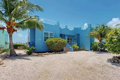 Image de Waterfront villa with outdoor pool, washer/dryer, & central Ac