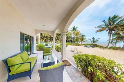 Image de Ground-floor ocean-view condo with dock, pool, full kitchen, & Ac
