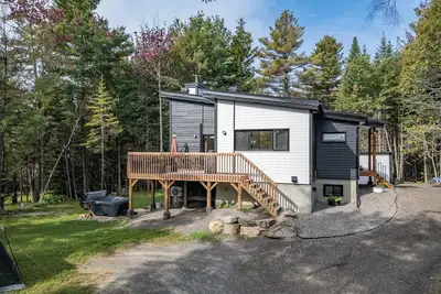 Image de Le Chaplin | Chalet moderne avec spa et accès au lac Barron