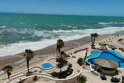 Image de Privacy in paradise. Spacious 3-bedroom Condo on the beach.