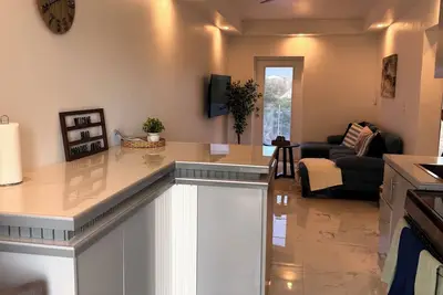 Image de Modern 2-Bedroom Apartment in Venetian Road. Minutes from Grace Bay