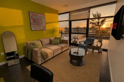 Image de 2br Stylish Westown 5 minutes to Deer District