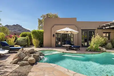 Image de Luxury William Tull Desert Estate with Hidden Room