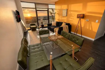 Image de Stylish Westown 2br Retreat 10 min to Fiserv Forum