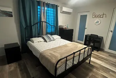 Image de Modern Tropical Oasis with Full Solar Power & Ac – Minutes from Beaches!