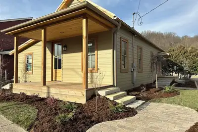 Image de Nestled in downtown Madison, The Olive House has charm and modern comfort.