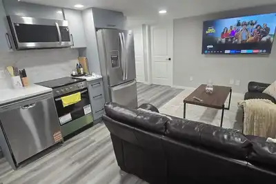 Image de Relax in this beautiful, modern 2-bedroom basement suite in a quiet neighborhood