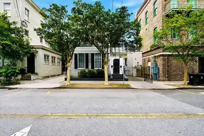 Image de Charming downtown apartment just steps to King Street