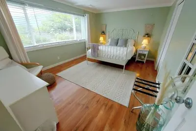 Image de Pixie Bay Cottage - Peaceful Semi-Lakeshore Retreat Near Wineries & Beaches