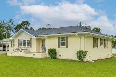 Image de Albany Home w/ Large Yard, 5 Mi to Downtown!