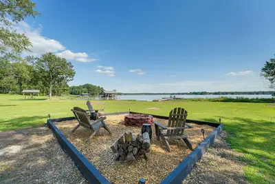 Image de 'Cast a Line Cabin' w/ Dock on Weiss Lake