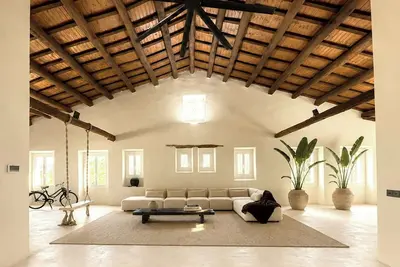 Image de Maison du XVIIIe siècle avec piscine au milieu des vignobles du Penedès