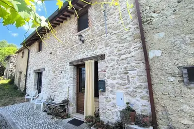 Image de Stone farmhouse on Lake Turano