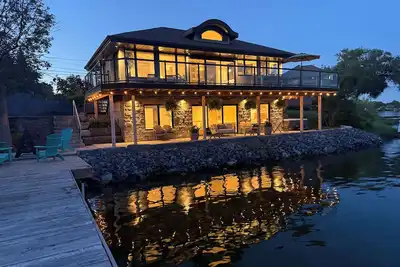 Image de Luxurious Riverfront Retreat, Dock, Beach, Hot tub