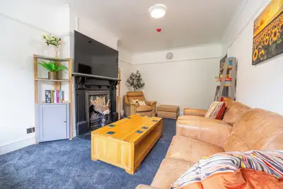 Image de 4-Bed Sutton Home: Games Room & Parking | Sleeps 8 | Great Location