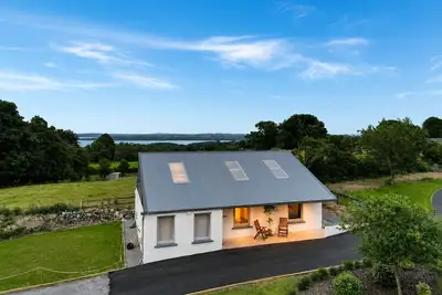 Image de 10 min walk to Ireland's #1 Pub 2026 · Newly renovated Lough Derg retreat.