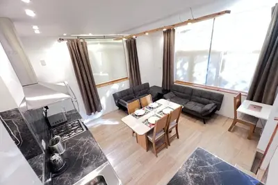 Image de A quiet, modern house in the woods. Perfect for families or groups of friends.