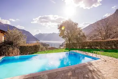 Image de Villa Donagh sleeps 12, lake view & pool by Italian Apartments.