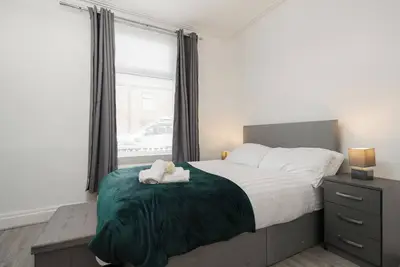 Image de Lavish 3-Bdr - Contractors & Long Stays - Guests 8 - Garden - Parking