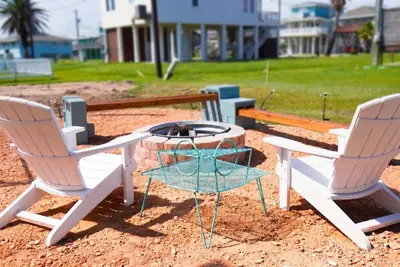Image de Fire Pit | Walk to Beach |Putting Green Ping Pong | King Bed