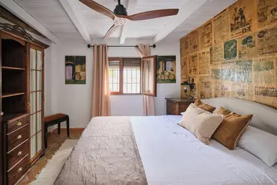 Image de La Resinera Luxury Bedroom, the newspaper room.
