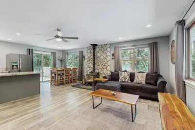 Image de Charming family-friendly home in the woods with a washer & dryer - hiking nearby
