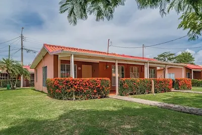 Image de Charming beach house with pool, fast WiFi & steps to the ocean