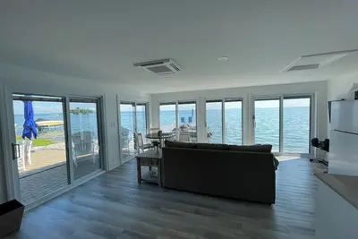 Image de Paul’s Waterfront Haven Guest house add-on to primary rental.