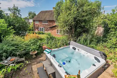Image de Pear Tree Cottage Thatched 4 Bed Luxe Home Hot Tub