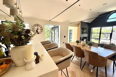 Image de The Noir House | Sleek & Stylish Stay in Hastings | 1066 Country