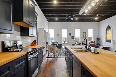 Image de Serene 1750 Sq Ft Loft Luxury Apartment